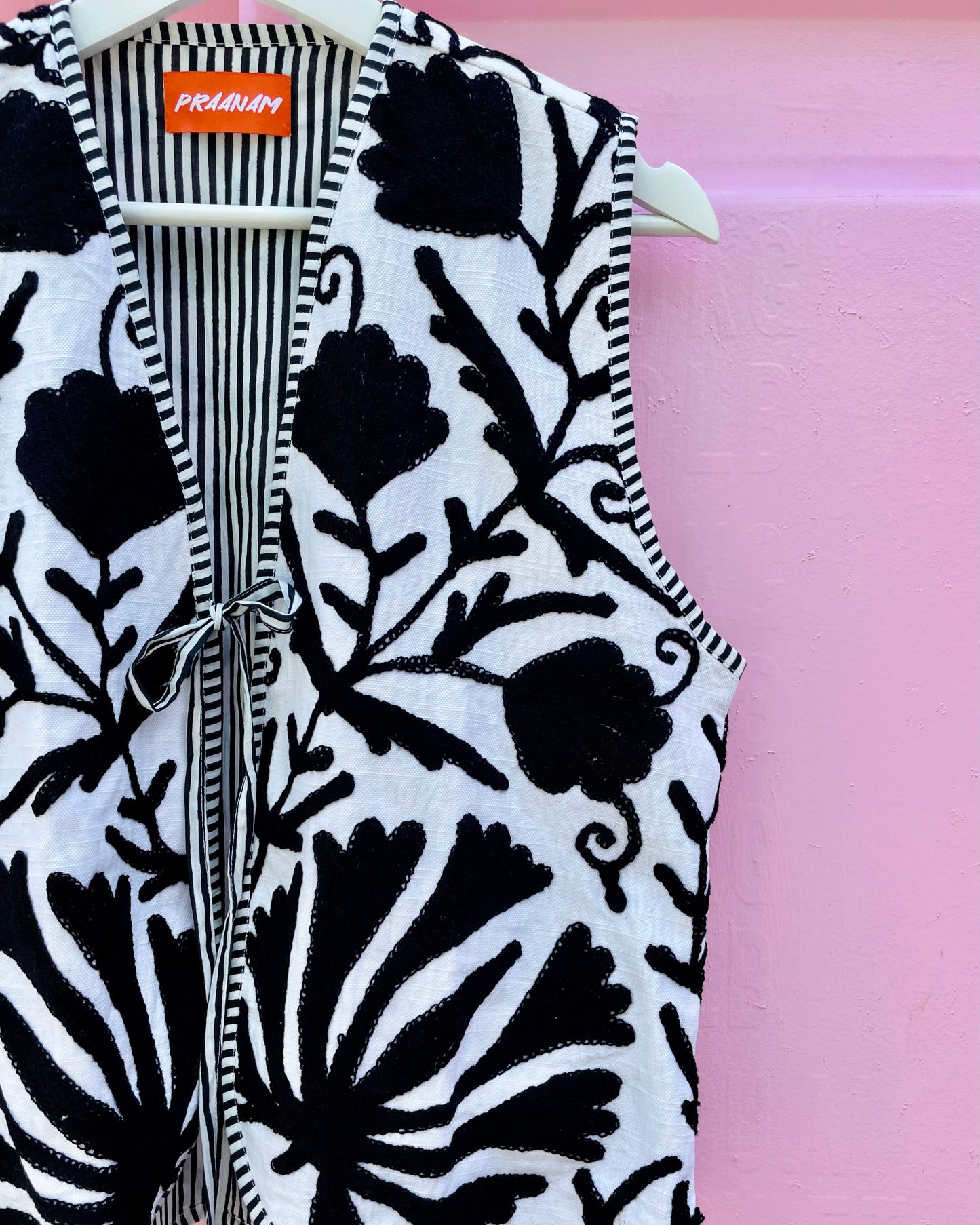 PRAANAM - KALA VEST / BLACK AND WHITE