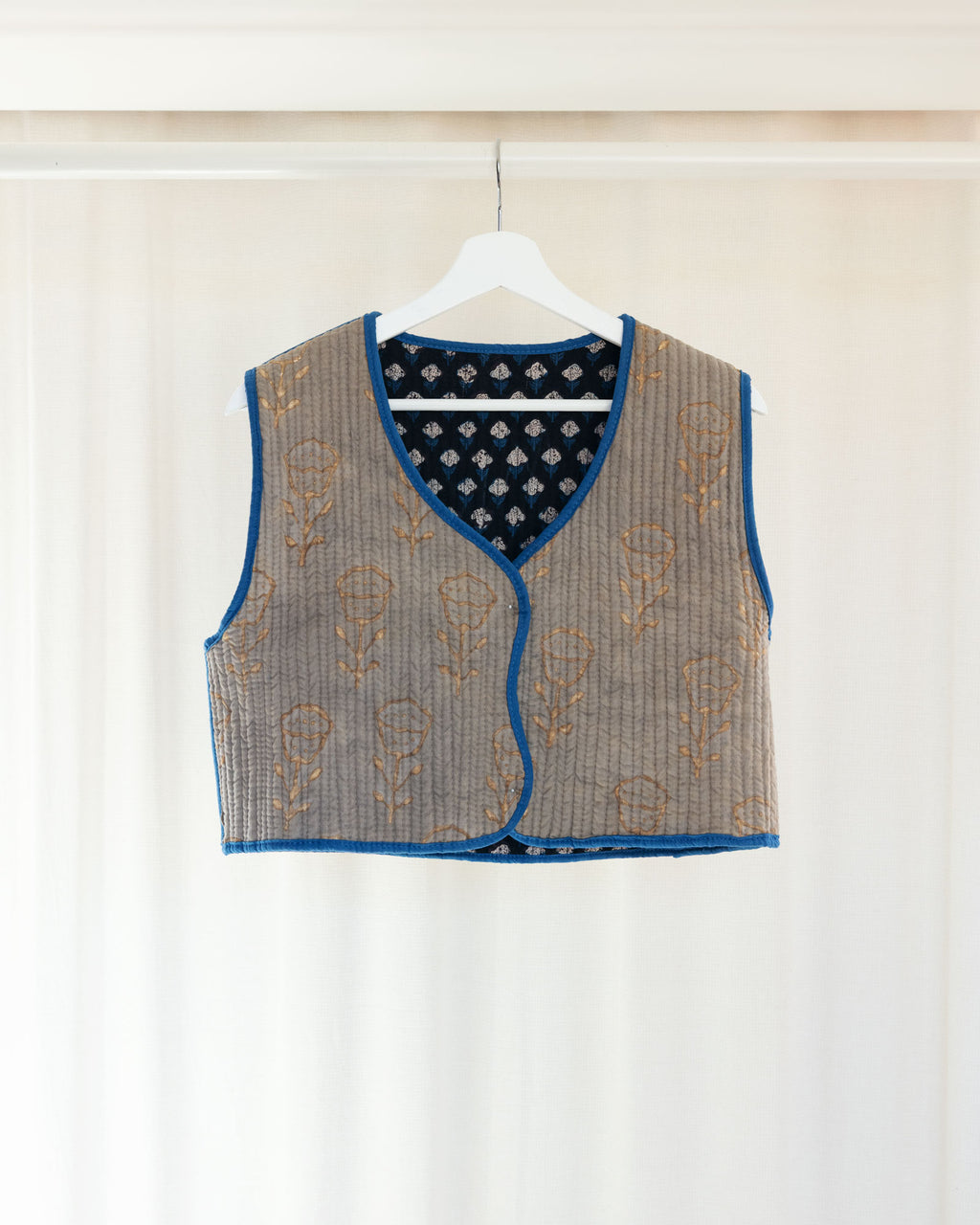 Mina vest - Deep Black and Blu
