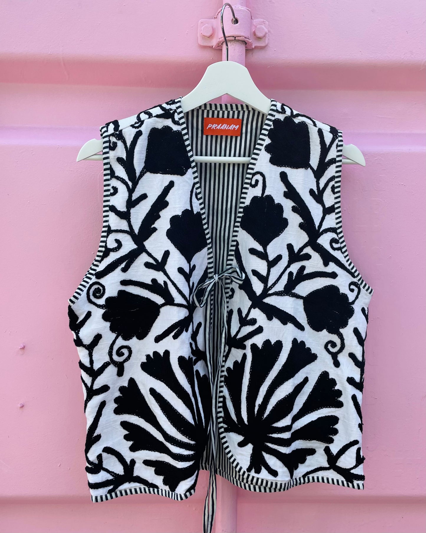 PRAANAM - KALA VEST / BLACK AND WHITE