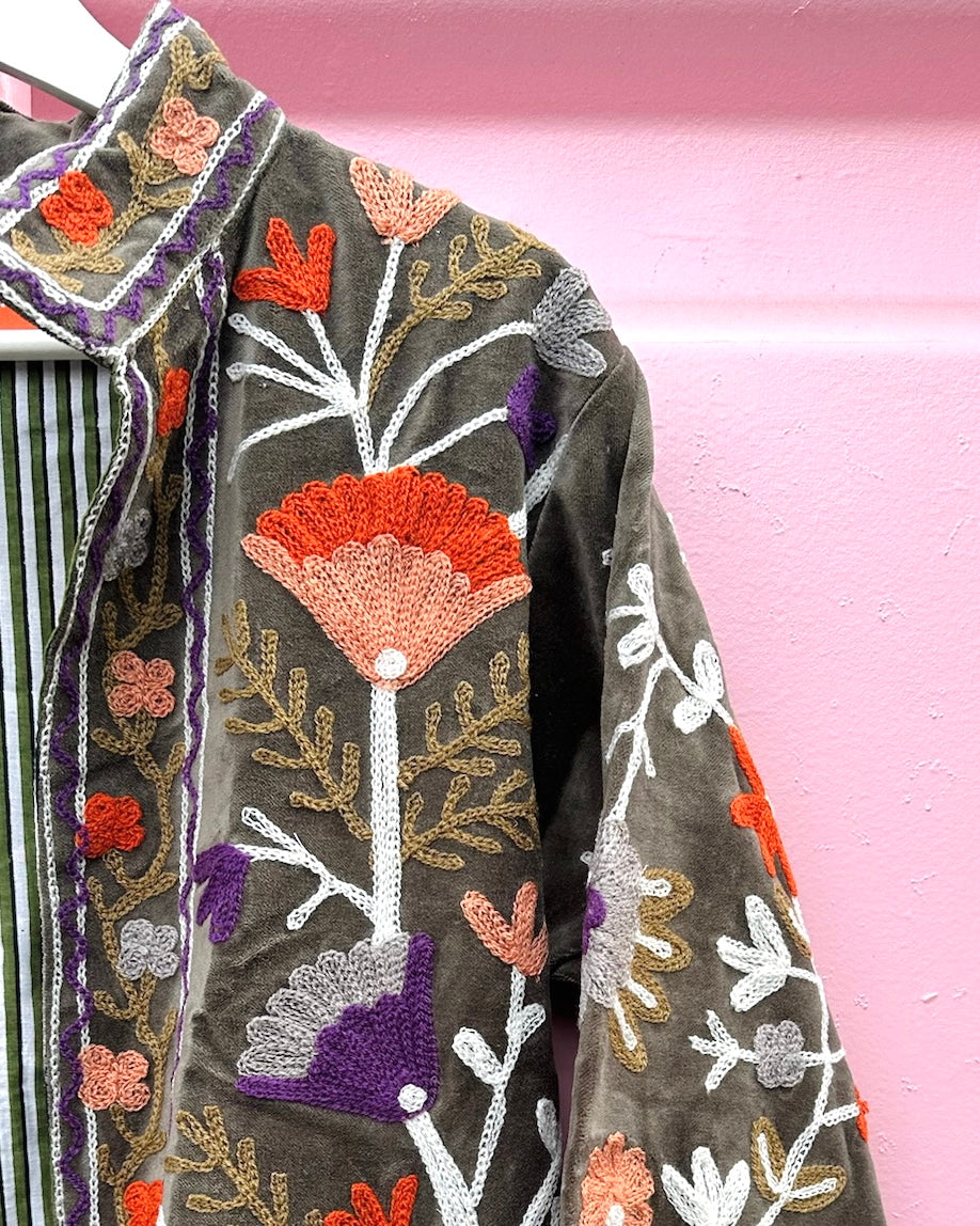 PRAANAM - VELVET SUZANI / SAGE GREEN